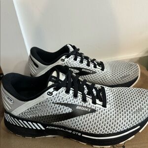 Women’s brooks shoes